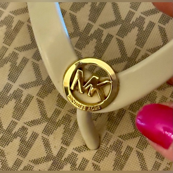 Pre Loved- LIKE NEW  Michael Kors logo flip-flops women’s size 10 Cream White - Picture 2 of 9